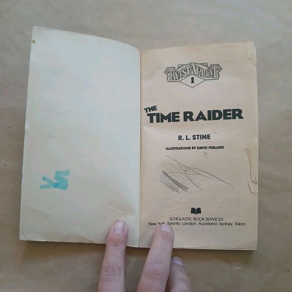 Vintage The Time Raider RL Stine Science Fiction Paperback Book Twistaplot - Picture 4 of 8